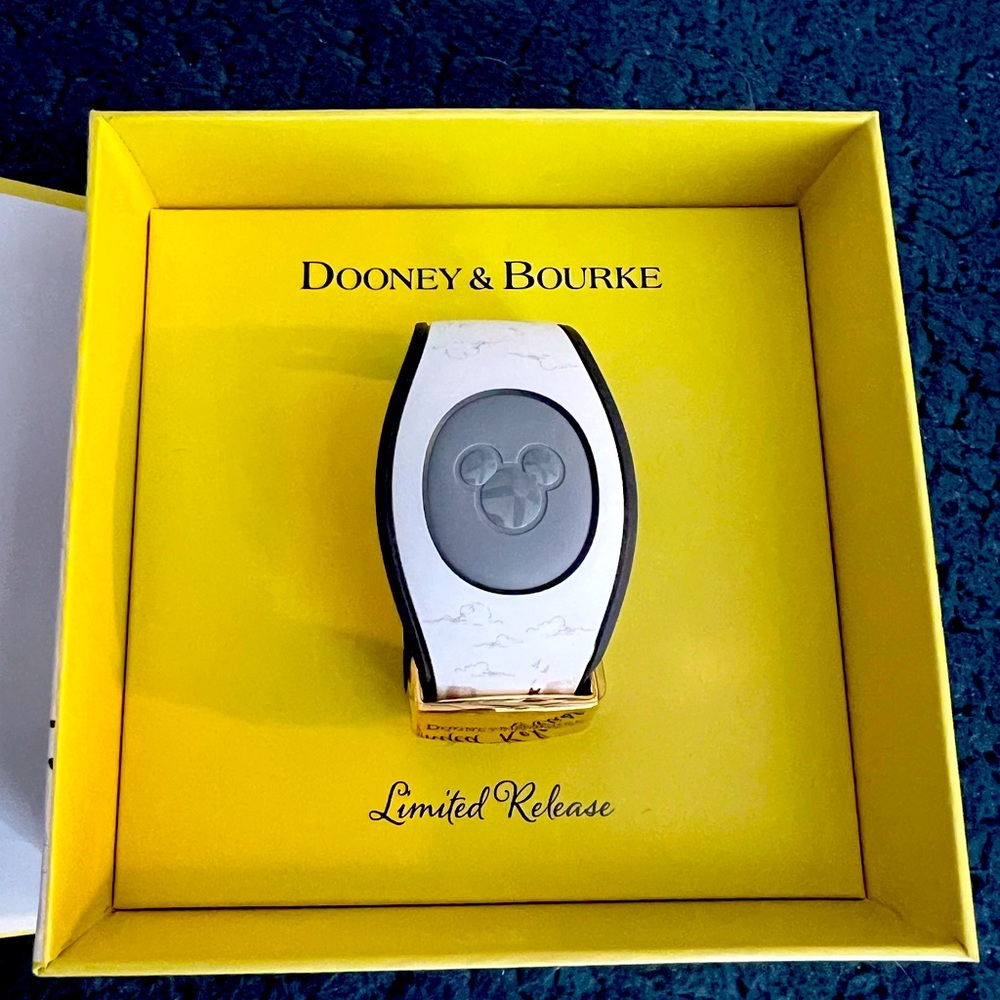 D&B MagicBand all horses